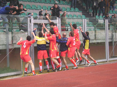 i-giocatori-festyeggiano-con-i-tifosi